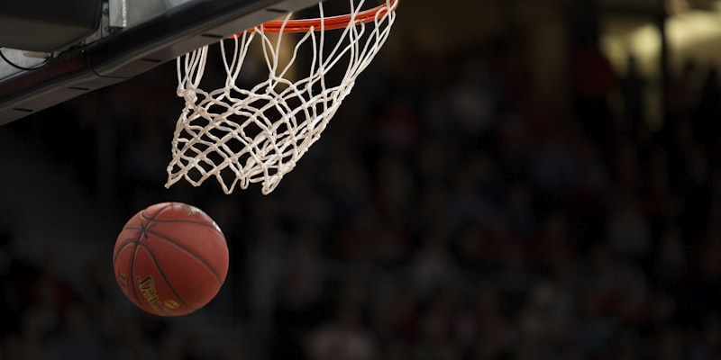NBA总决赛现场盛况 - 勒布朗·詹姆斯持球突破